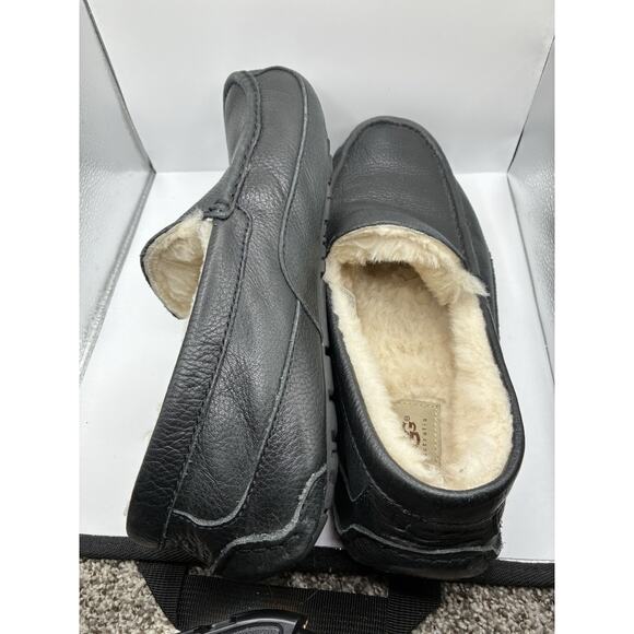 UGG Ascot Men\'s 11 Black Pebbled Leather Shearling Slipper Loafer 5379 EUC
